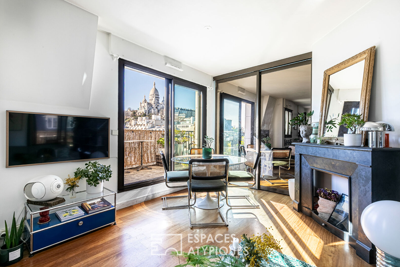 High floor with terrace and view of Sacré Coeur in Montmartre