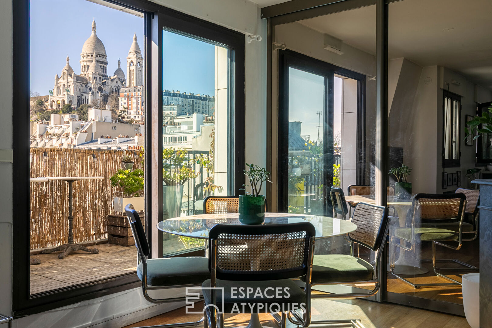 High floor with terrace and view of Sacré Coeur in Montmartre