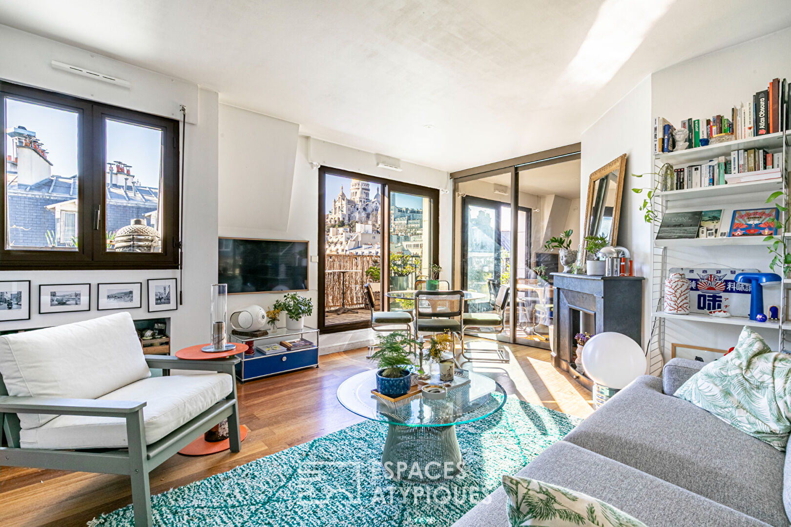 High floor with terrace and view of Sacré Coeur in Montmartre