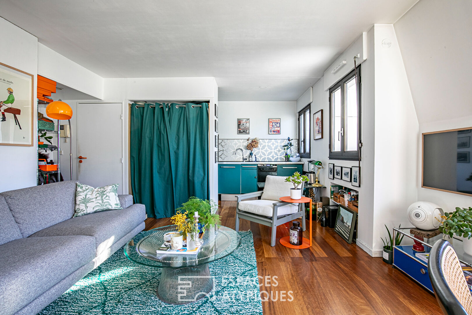 High floor with terrace and view of Sacré Coeur in Montmartre