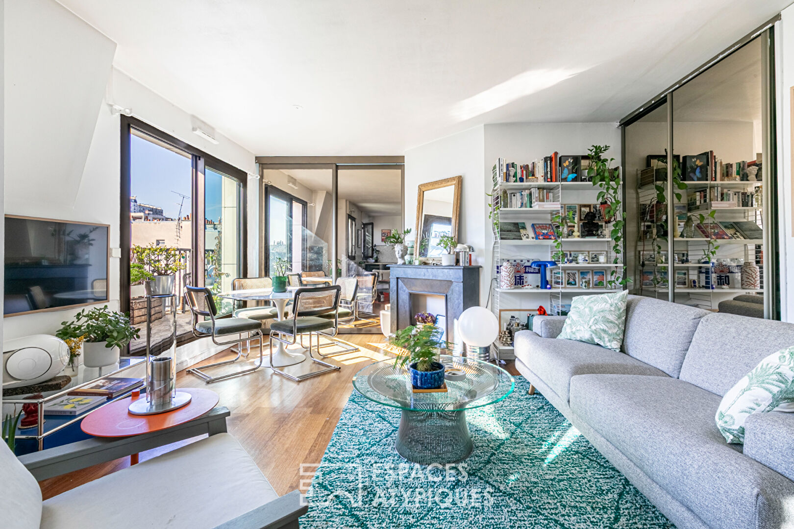 High floor with terrace and view of Sacré Coeur in Montmartre