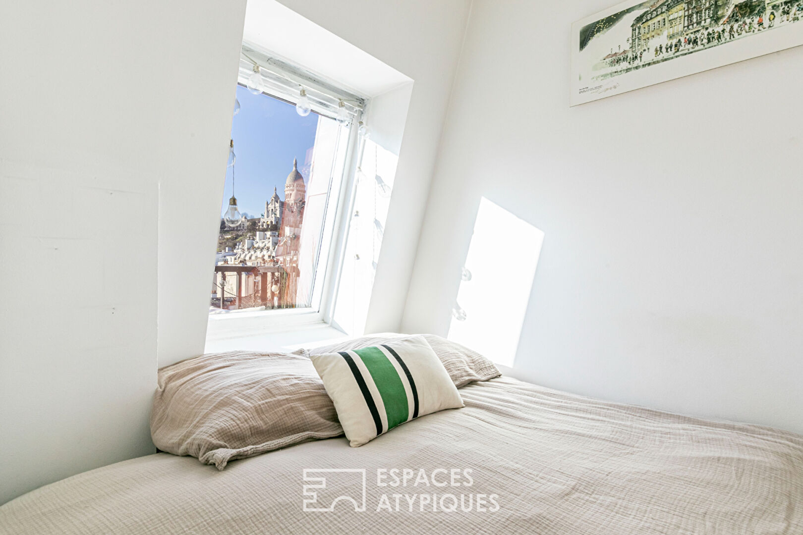 High floor with terrace and view of Sacré Coeur in Montmartre