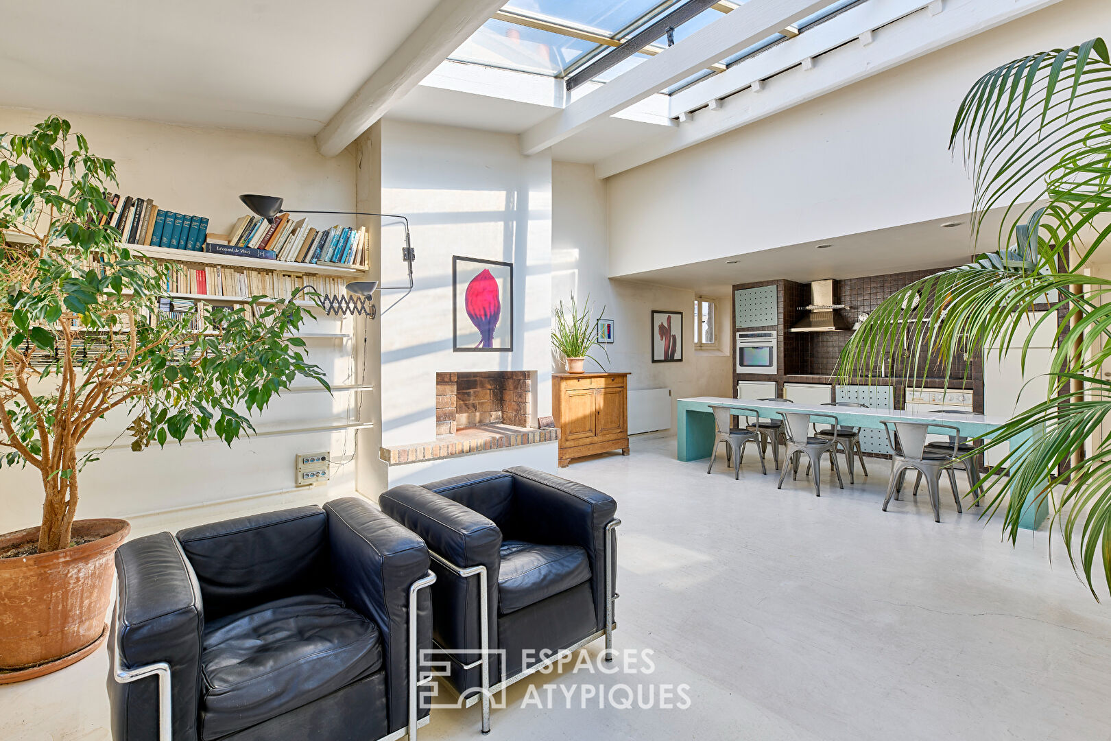 Top-floor loft-style duplex with skylights – Montorgueil district