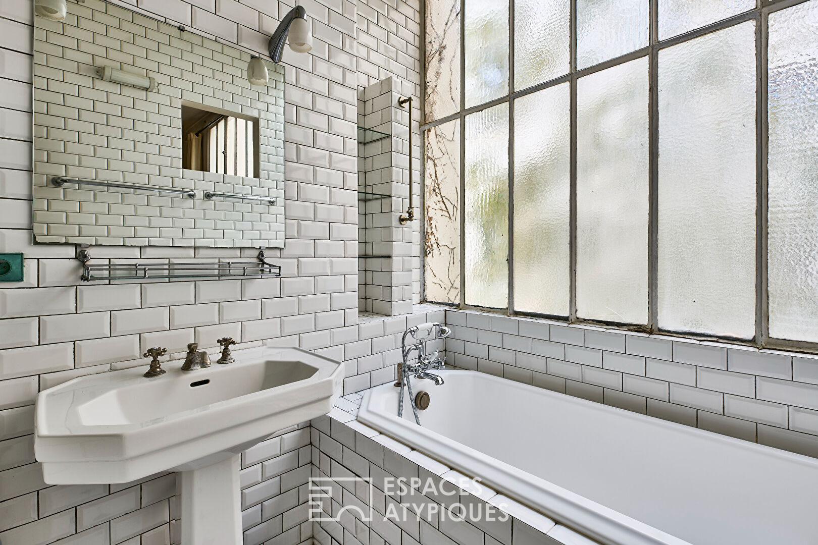 Top-floor loft-style duplex with skylights – Montorgueil district