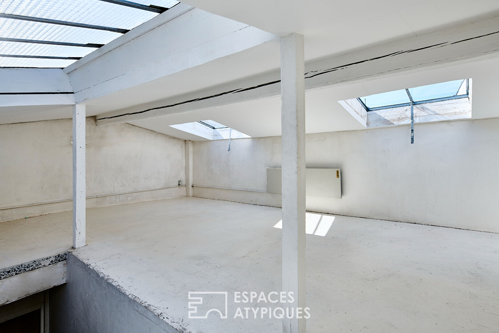 Top-floor loft-style duplex with skylights – Montorgueil district