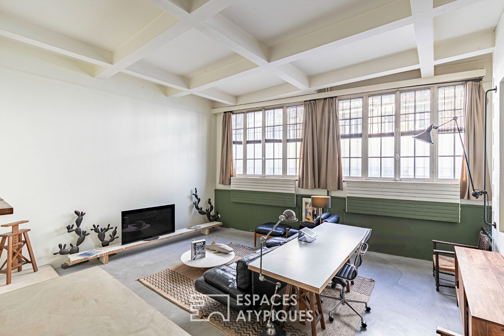 Industrial loft revisited in an Art Deco setting –  Square Carpeaux