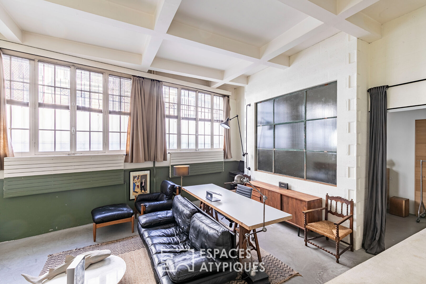 Industrial loft revisited in an Art Deco setting –  Square Carpeaux