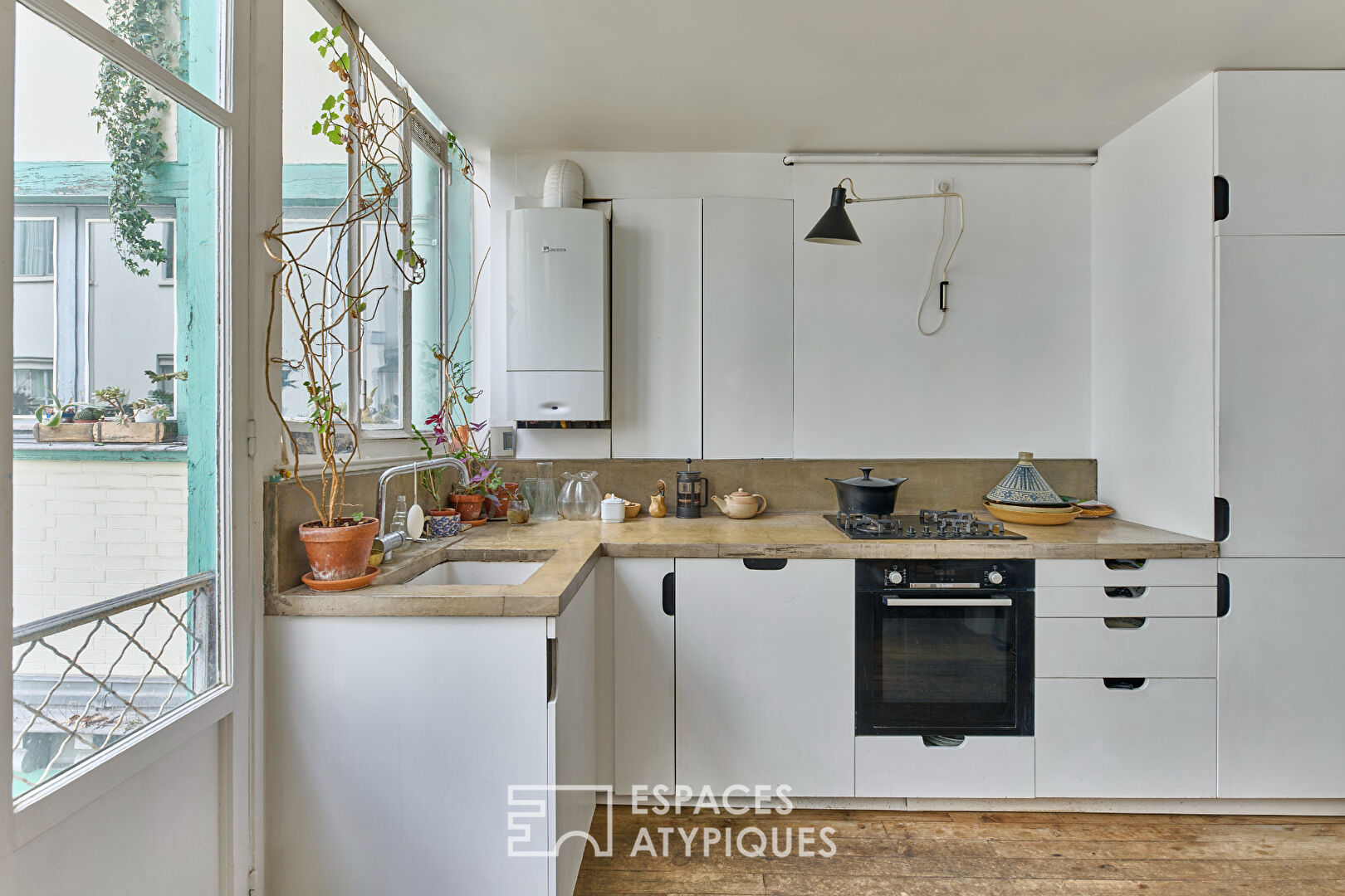 A true artist’s studio bathed in light near Place de Mexico