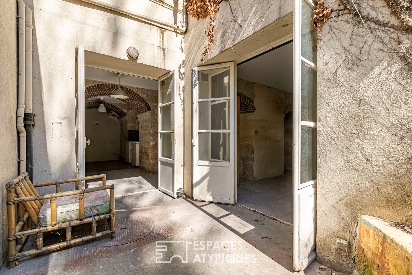 Atypical setting with English courtyard and garden to reinvent – Europe District