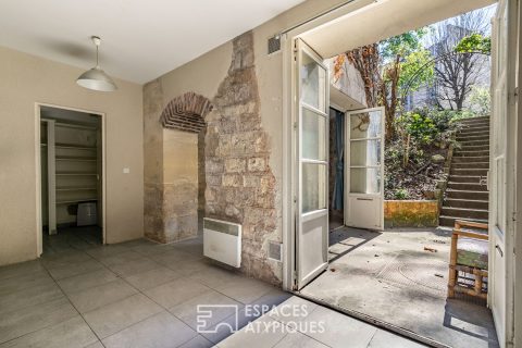Atypical setting with English courtyard and garden to reinvent – Europe District