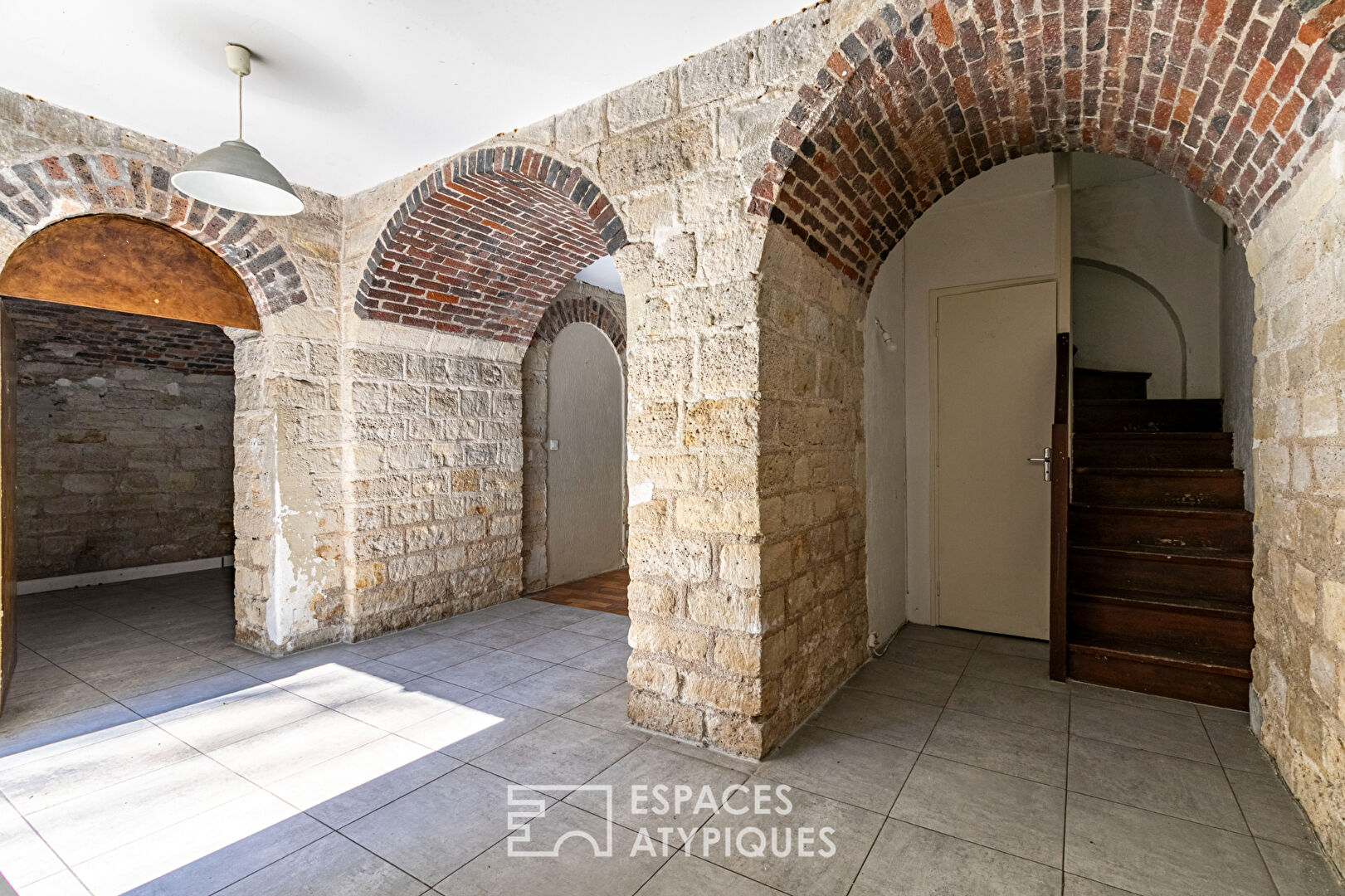 Atypical setting with English courtyard and garden to reinvent – Europe District