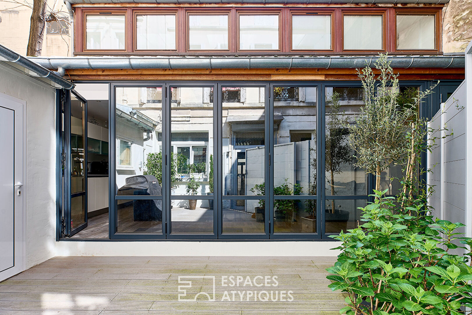 Contemporary family loft on private courtyard very near Triangle d’Or
