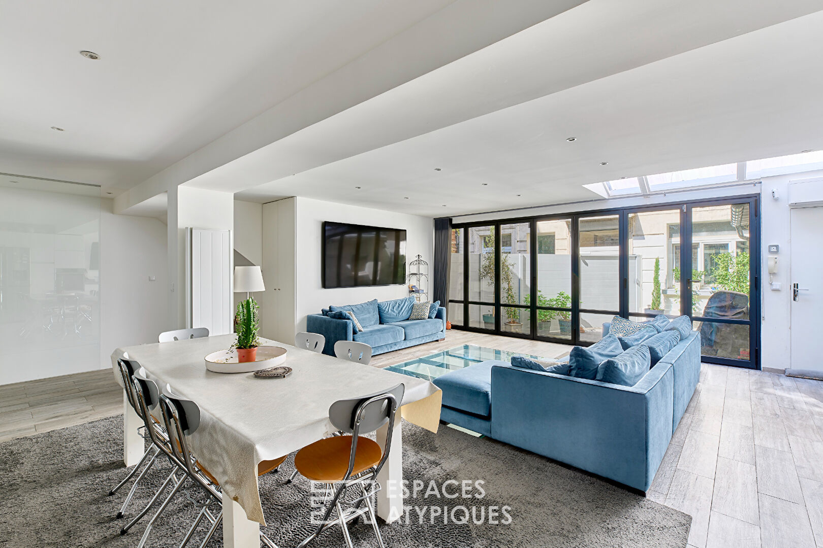 Contemporary family loft on private courtyard very near Triangle d’Or