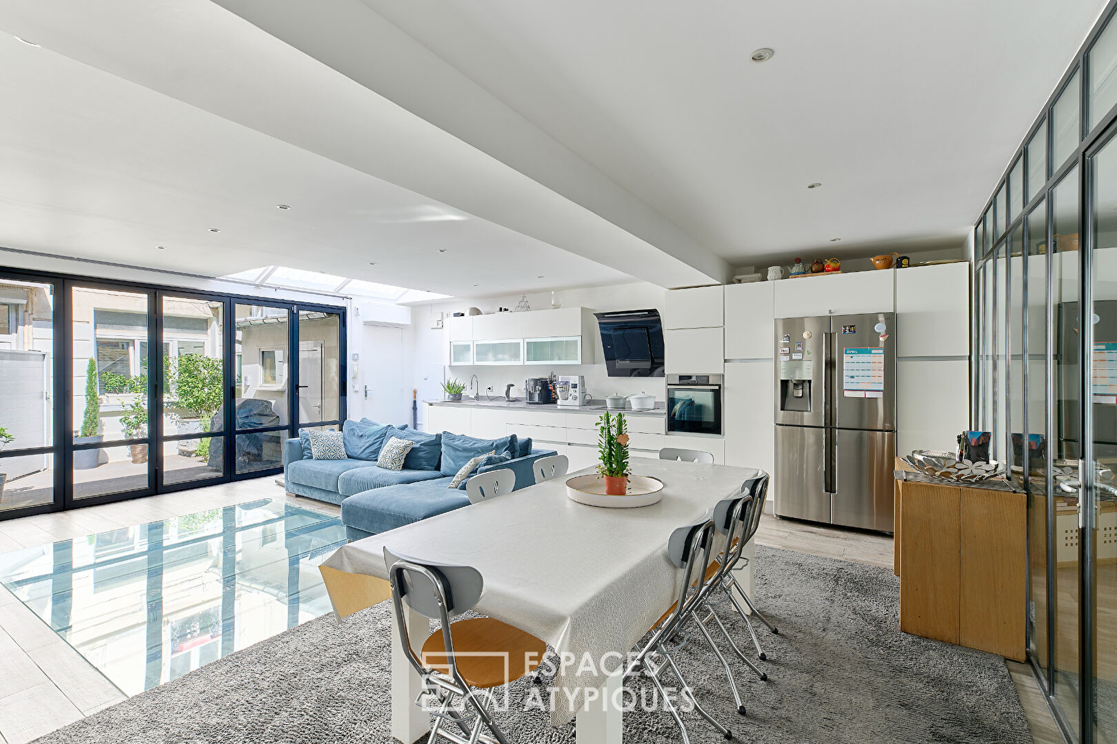 Contemporary family loft on private courtyard very near Triangle d’Or