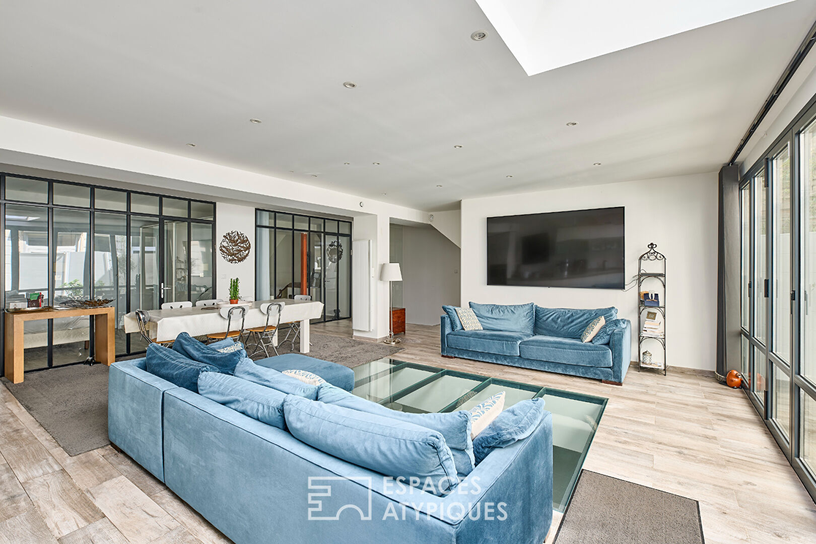 Contemporary family loft on private courtyard very near Triangle d’Or