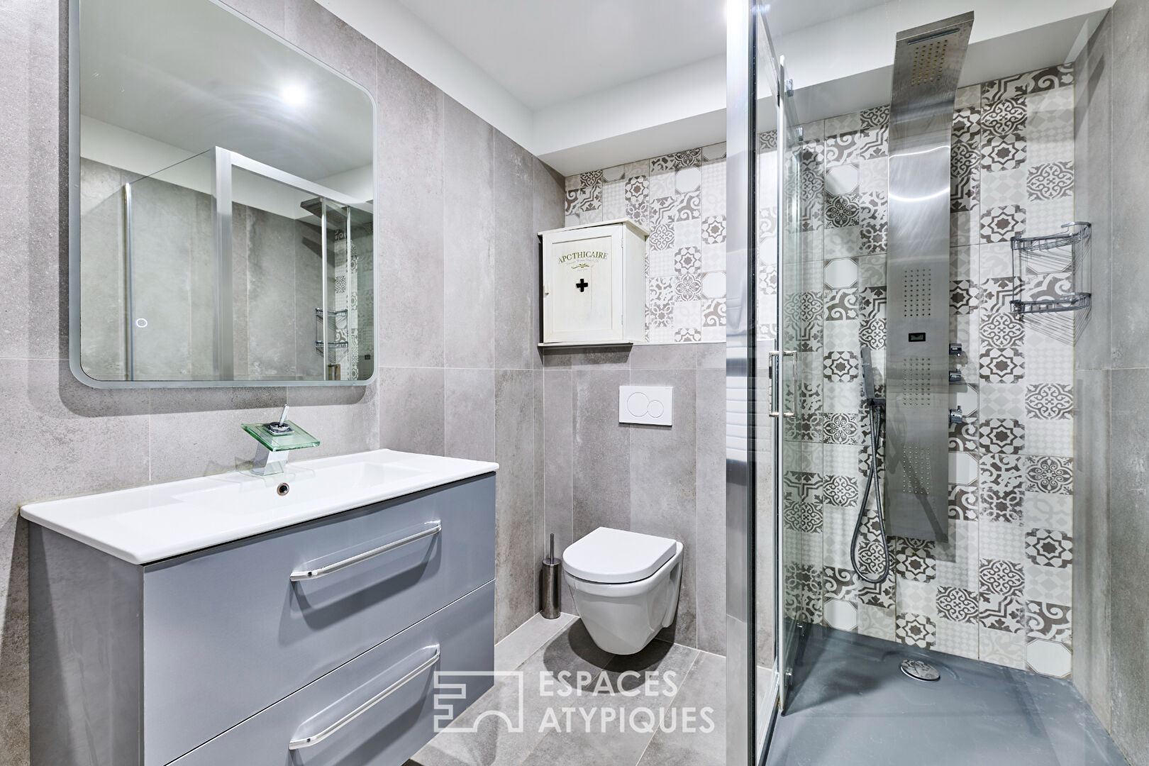 Contemporary family loft on private courtyard very near Triangle d’Or