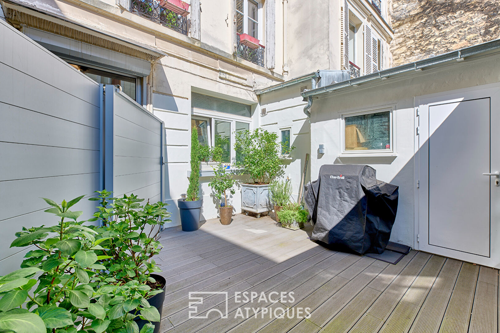 Contemporary family loft on private courtyard very near Triangle d’Or
