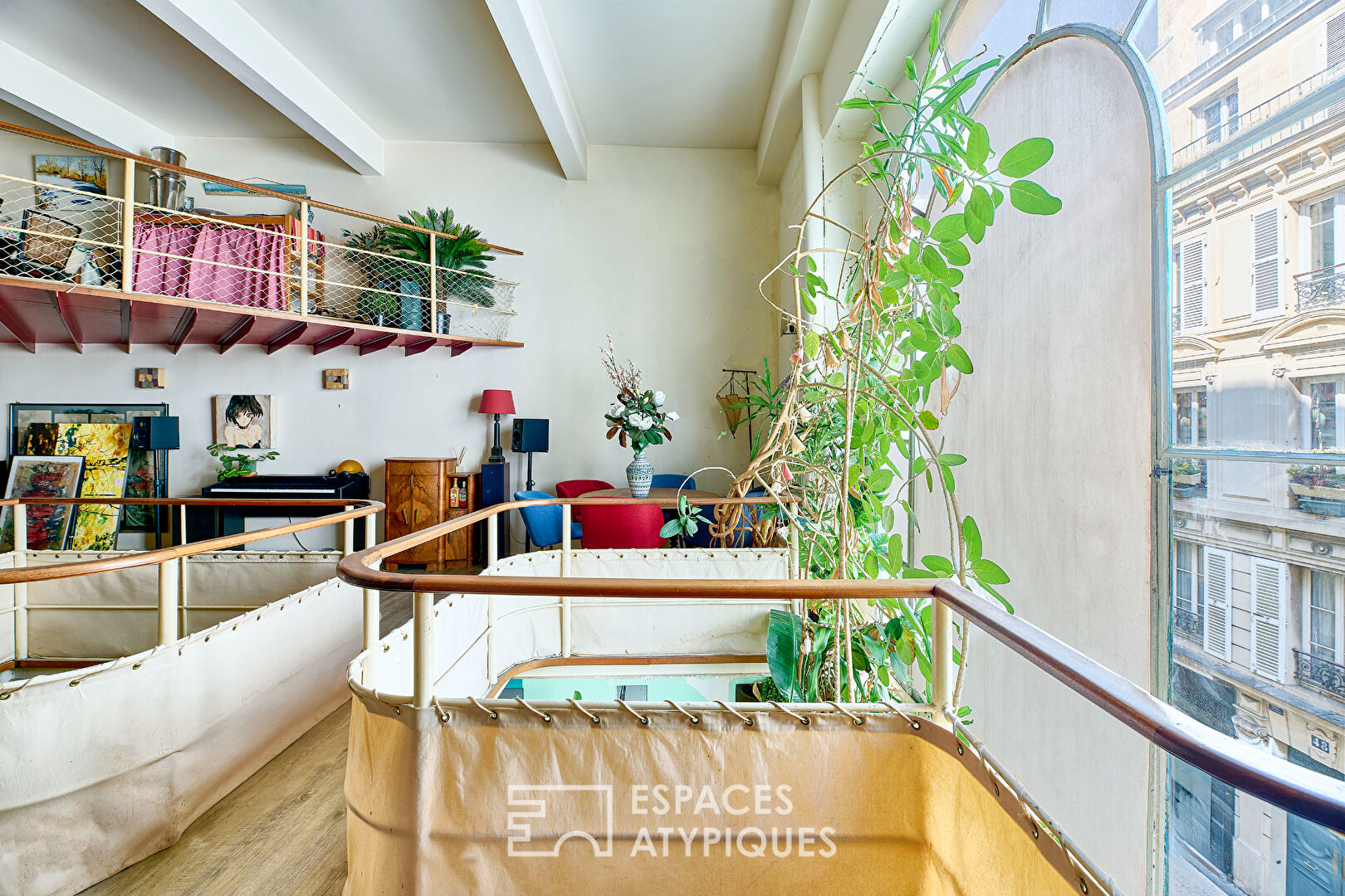 Ancien studio de danse transformé par un architecte en loft familial proche Martyrs
