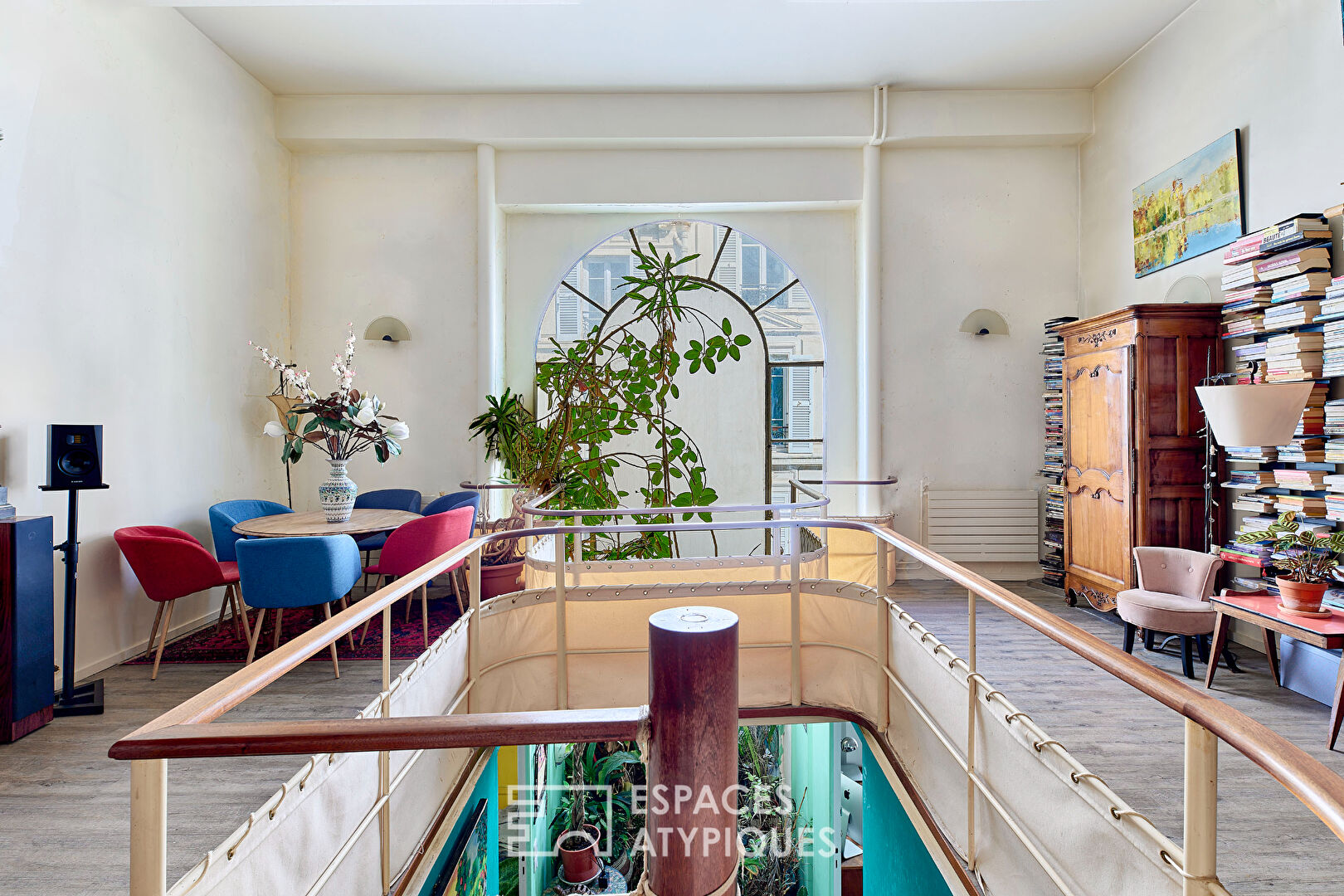 Ancien studio de danse transformé par un architecte en loft familial proche Martyrs