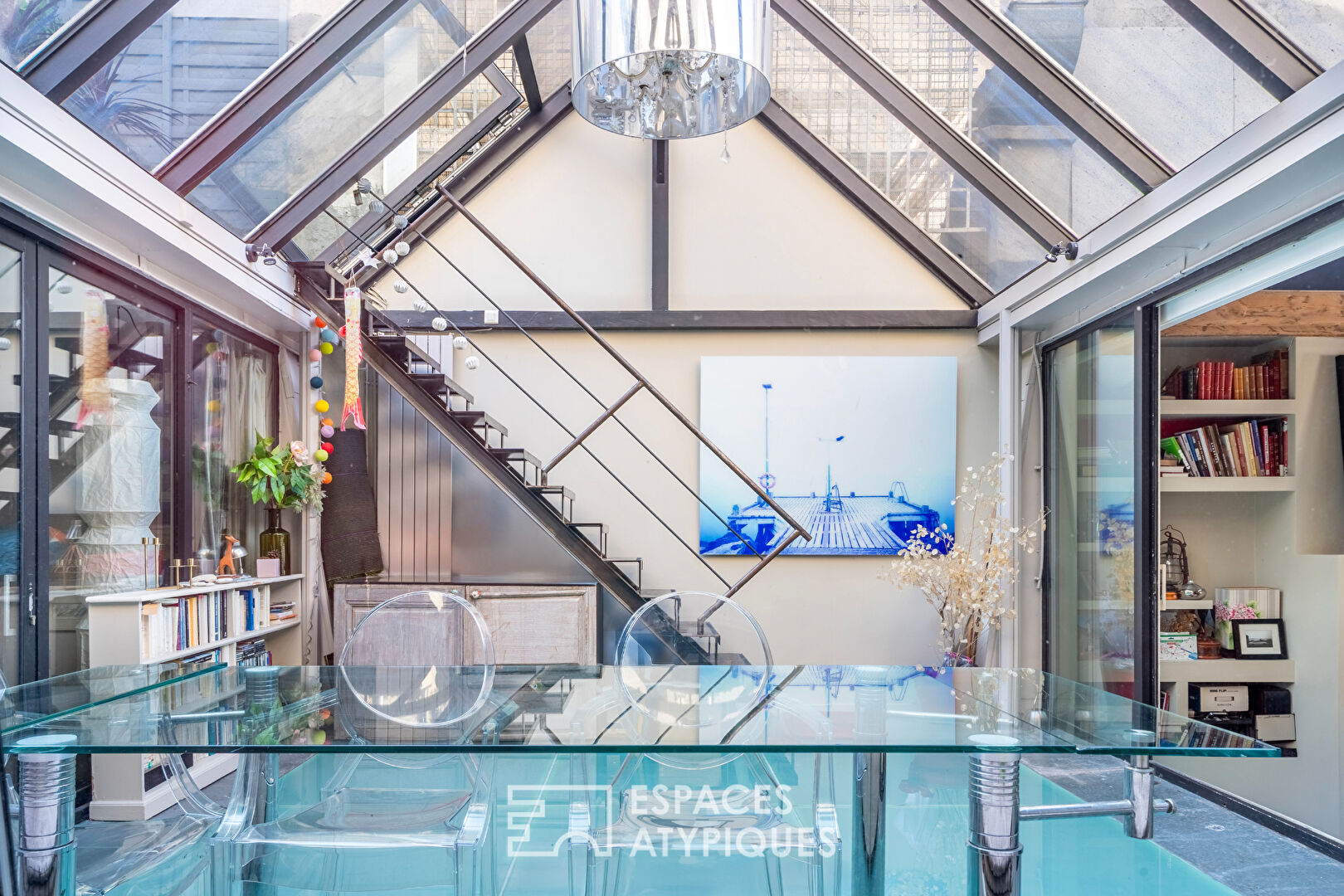 Top floor of a private mansion with rooftop very near Parc Monceau