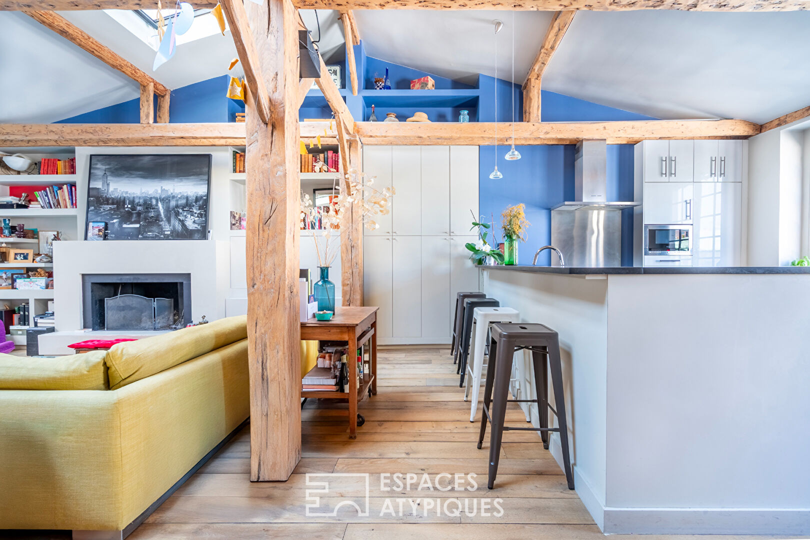 Top floor of a private mansion with rooftop very near Parc Monceau