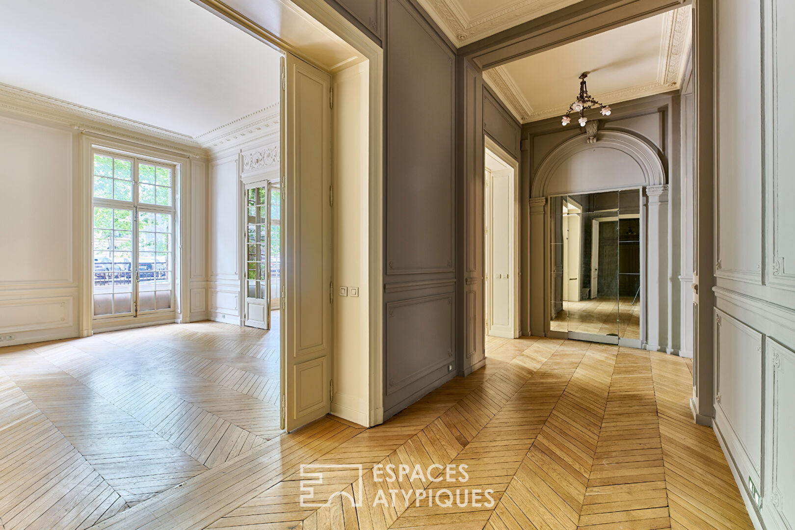 Reception or family apartment in the style of a private mansion in the Flandrin district – Henri Martin – Faisanderie