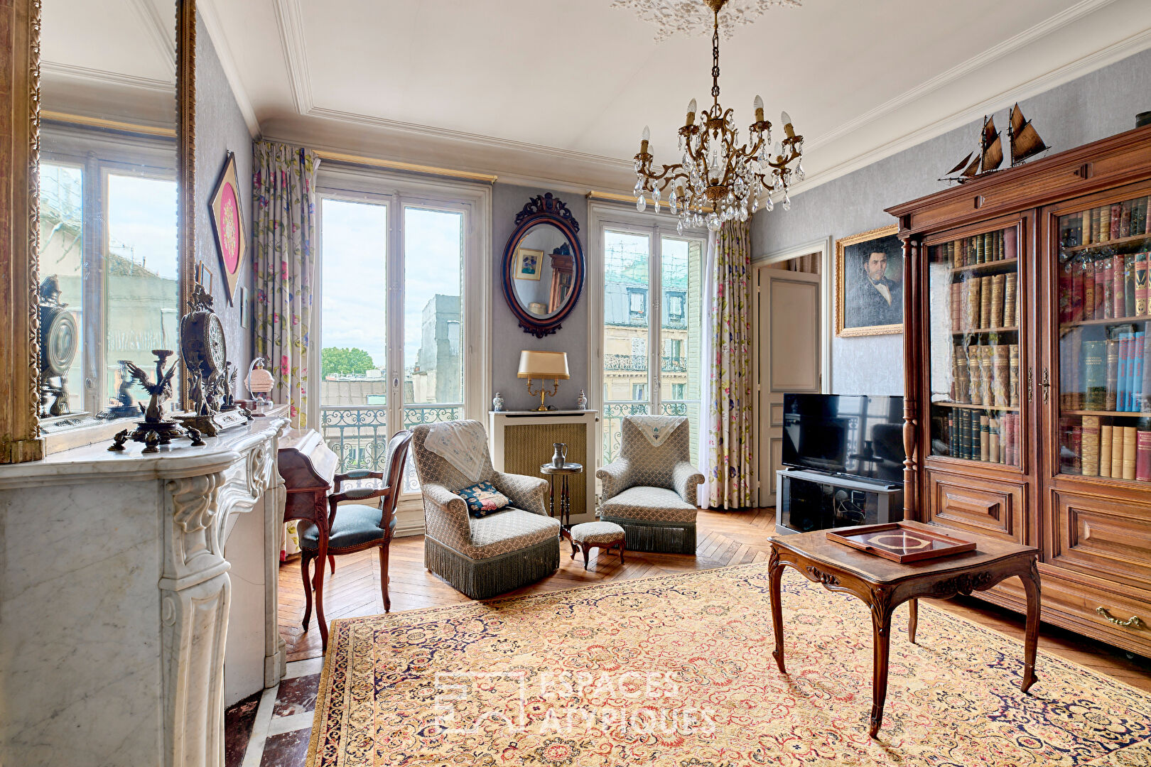 Appartement d’angle avec vitraux d’époque et potentiel de réinterprétation