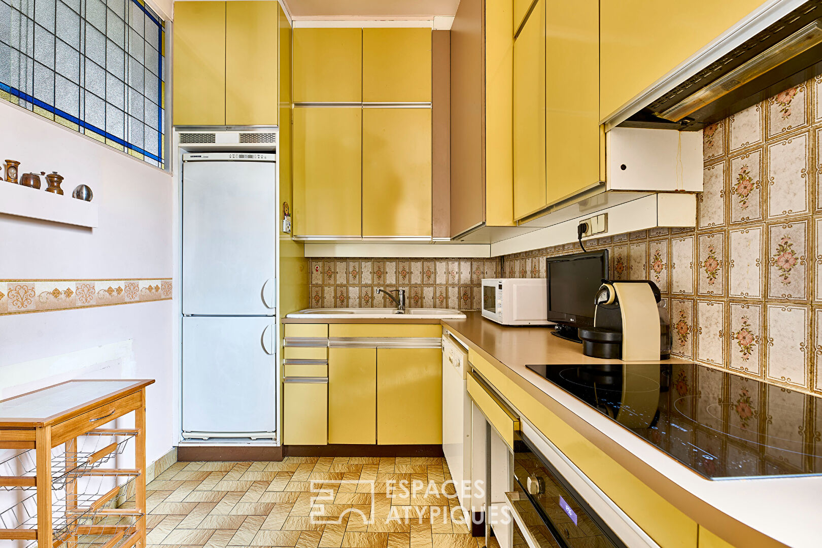 Appartement d’angle avec vitraux d’époque et potentiel de réinterprétation