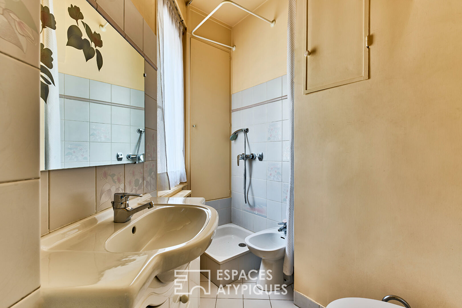 Appartement d’angle avec vitraux d’époque et potentiel de réinterprétation