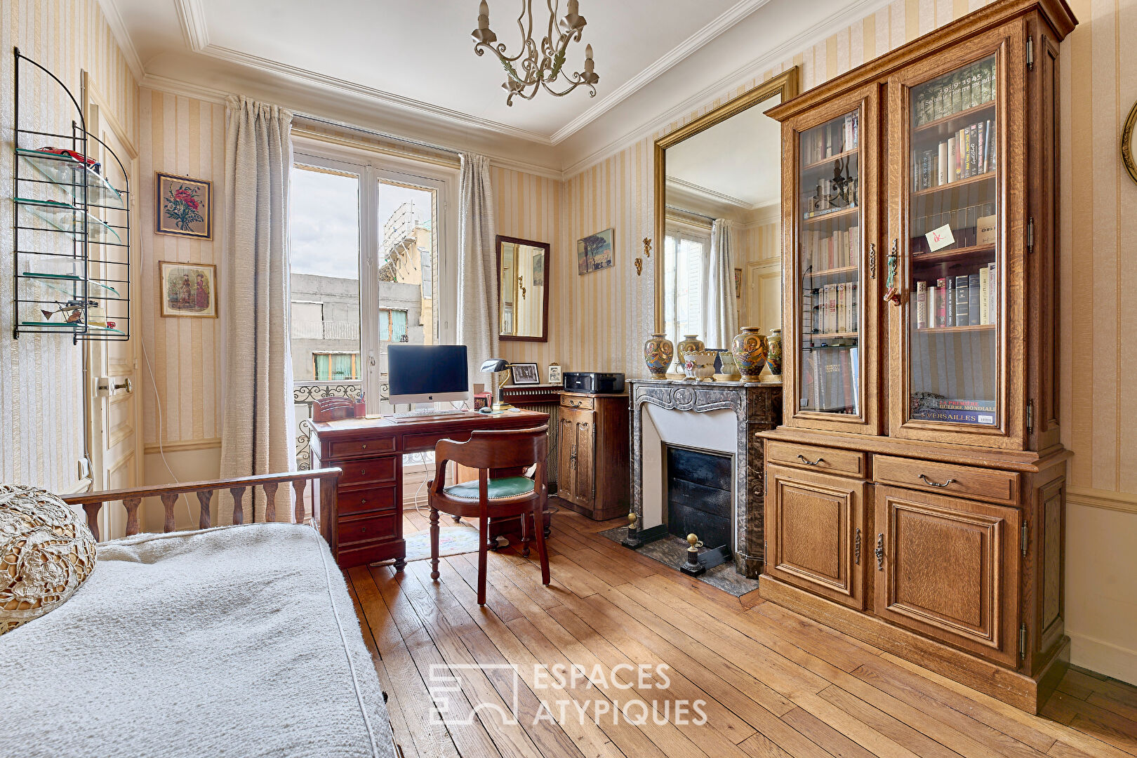 Appartement d’angle avec vitraux d’époque et potentiel de réinterprétation