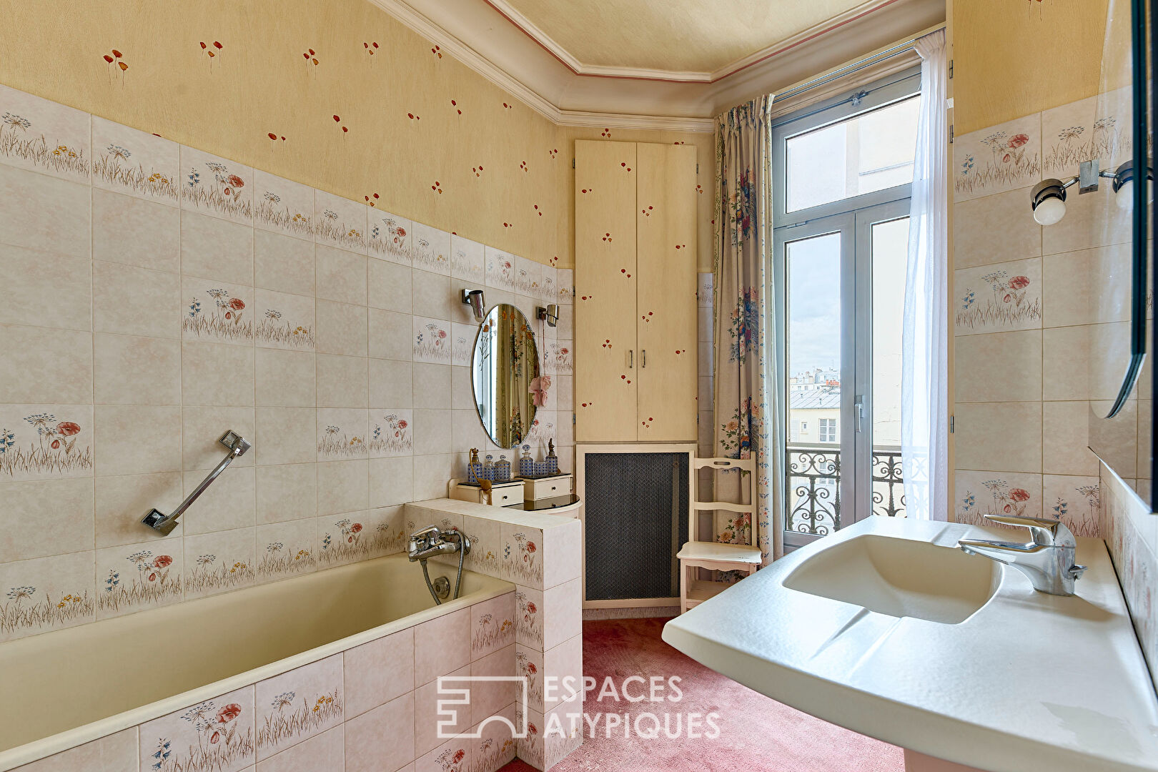 Appartement d’angle avec vitraux d’époque et potentiel de réinterprétation