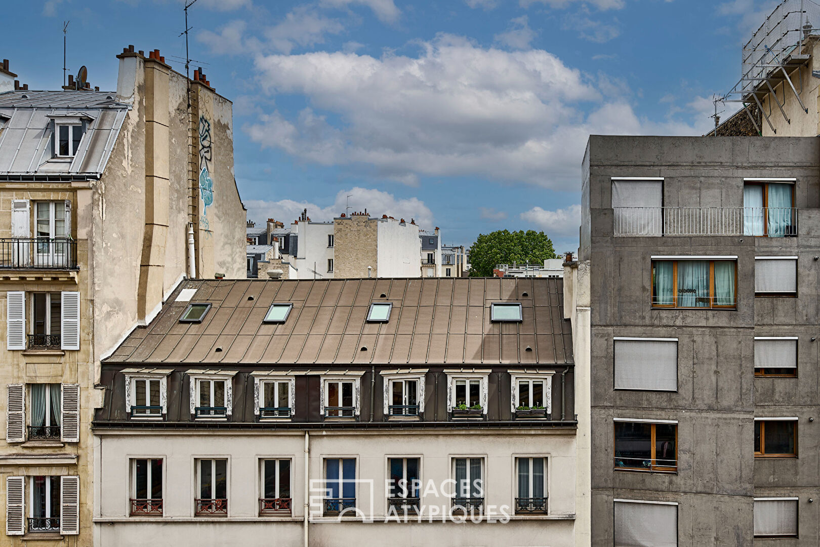 Appartement d’angle avec vitraux d’époque et potentiel de réinterprétation