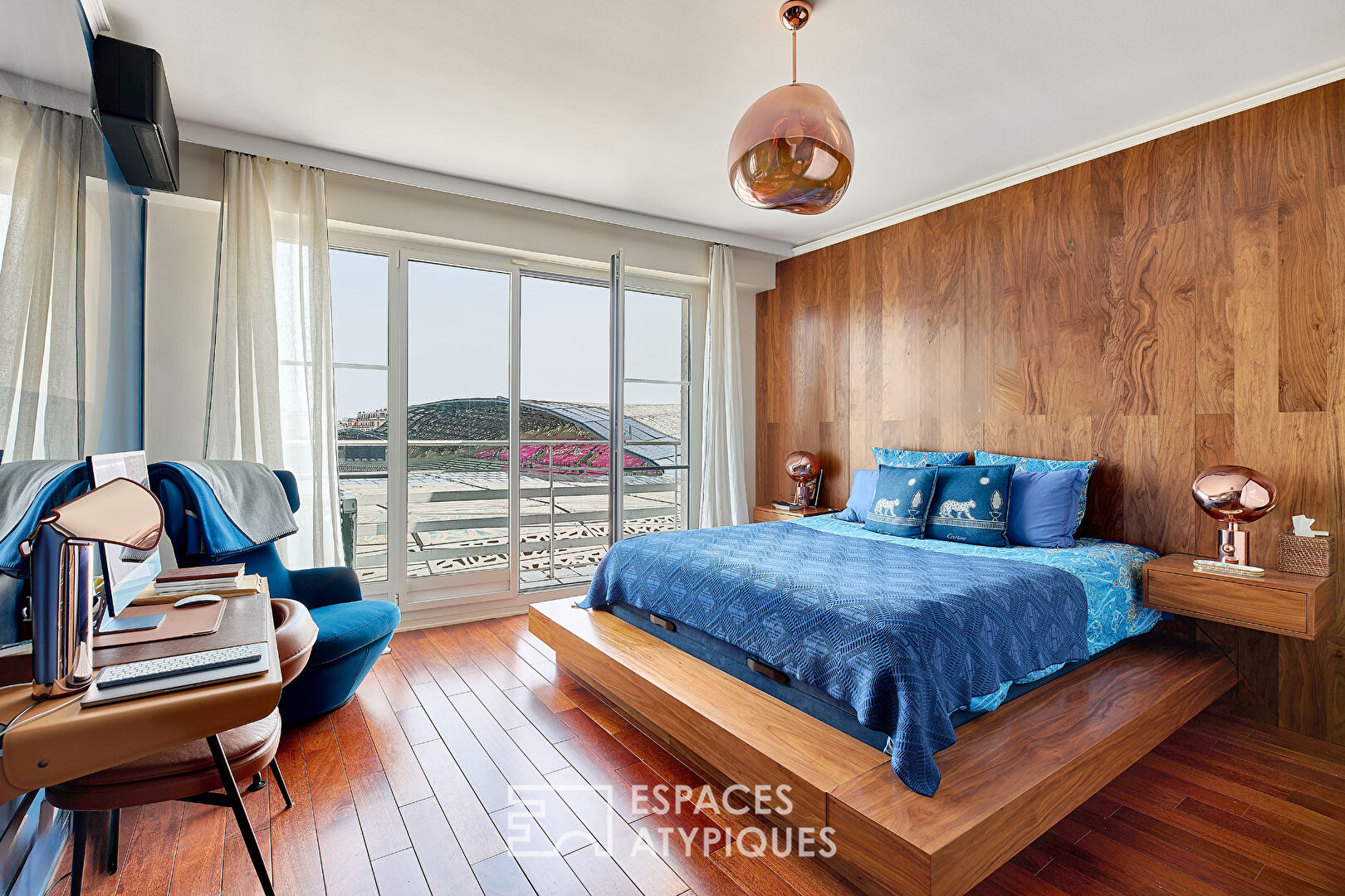 Prestigious penultimate floor with balconies and commanding views – Molitor district