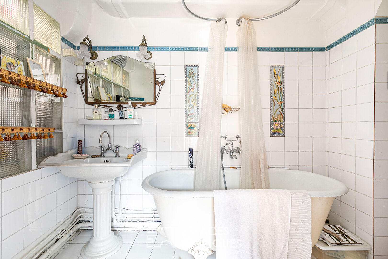 Characterful duplex in a quiet courtyard – Elysée Palace