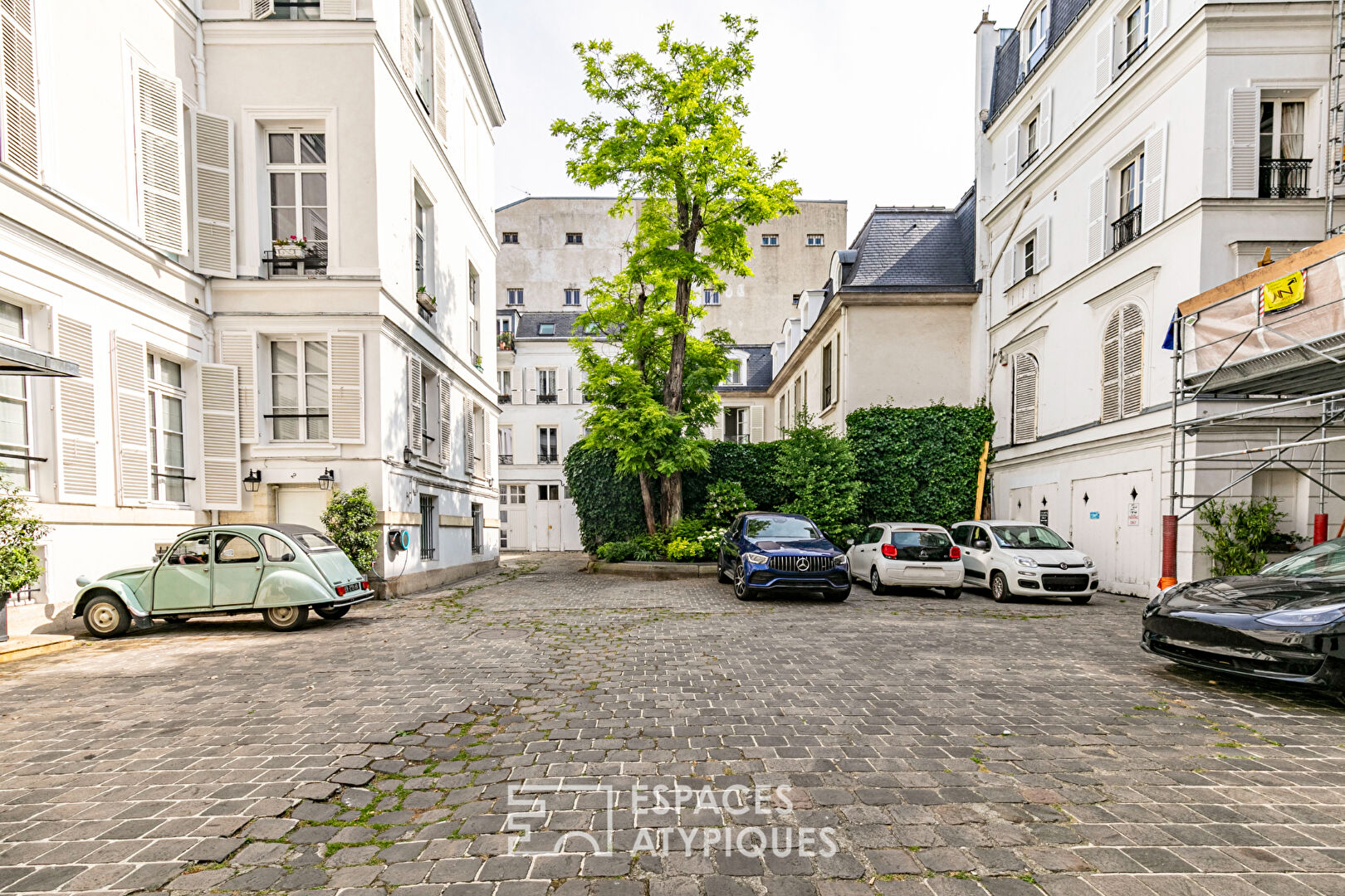Characterful duplex in a quiet courtyard – Elysée Palace