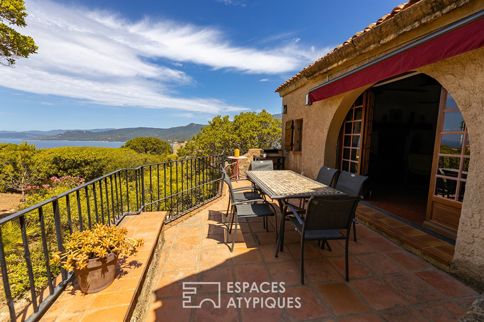 Villa méditerranéenne vue mer dans un domaine privé à Propriano