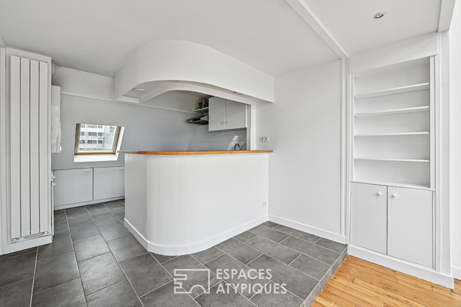 Artist’s studio on the top floor with balcony – Jasmin Auteuil