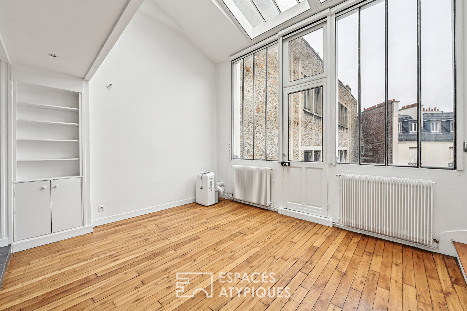 Artist’s studio on the top floor with balcony – Jasmin Auteuil