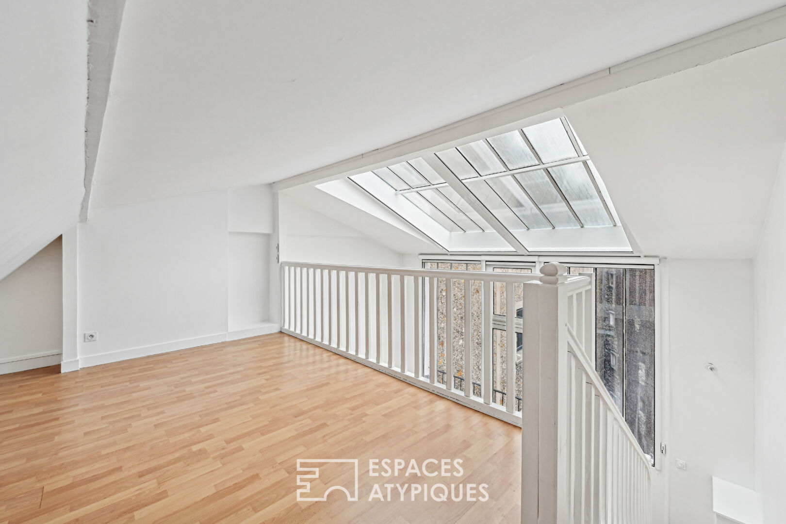 Artist’s studio on the top floor with balcony – Jasmin Auteuil