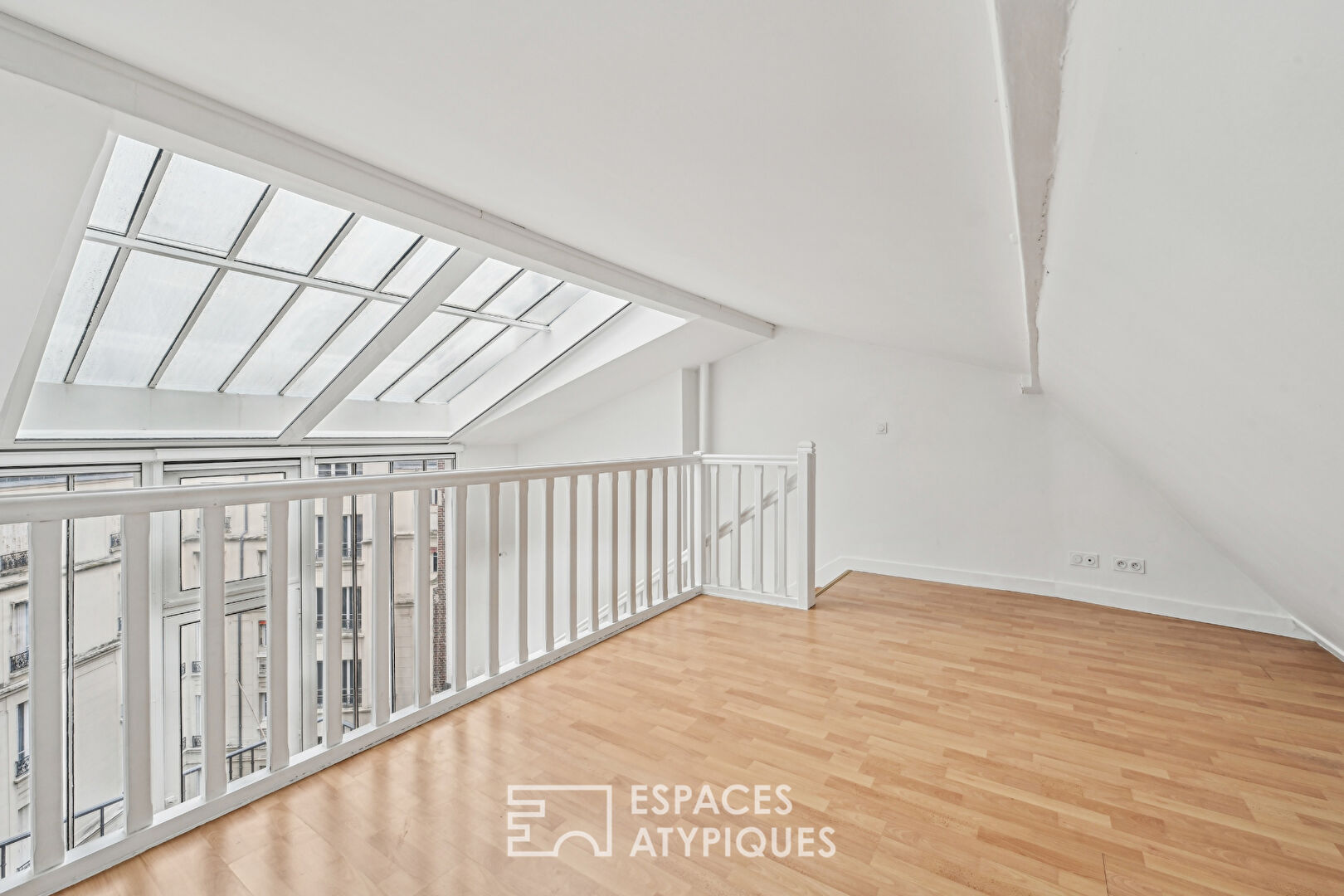 Artist’s studio on the top floor with balcony – Jasmin Auteuil