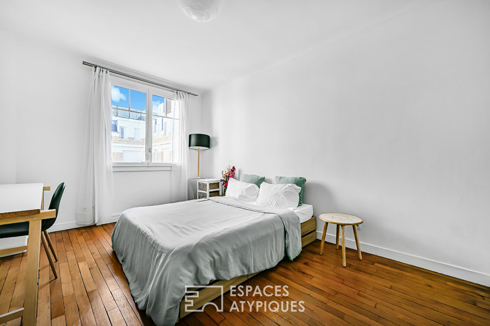 High floor with balcony-terrace in Auteuil Sud