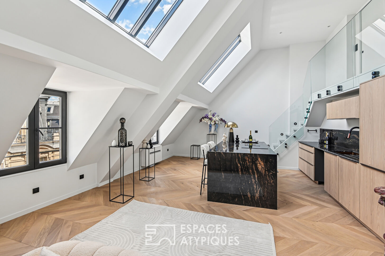 Ancien atelier d’artiste entièrement rénové en dernier étage – Palais Royal