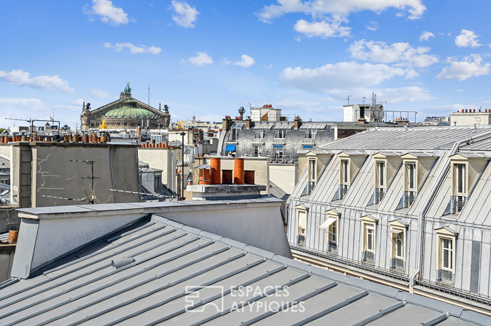Ancien atelier d’artiste entièrement rénové en dernier étage – Palais Royal