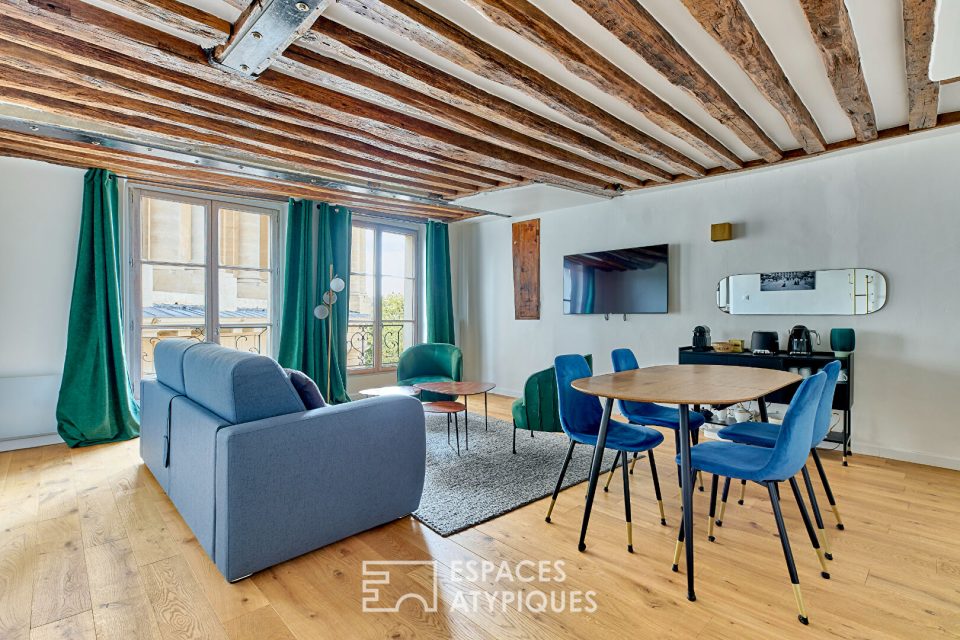 Appartement avec poutres apparentes et vue sur Saint-Eustache