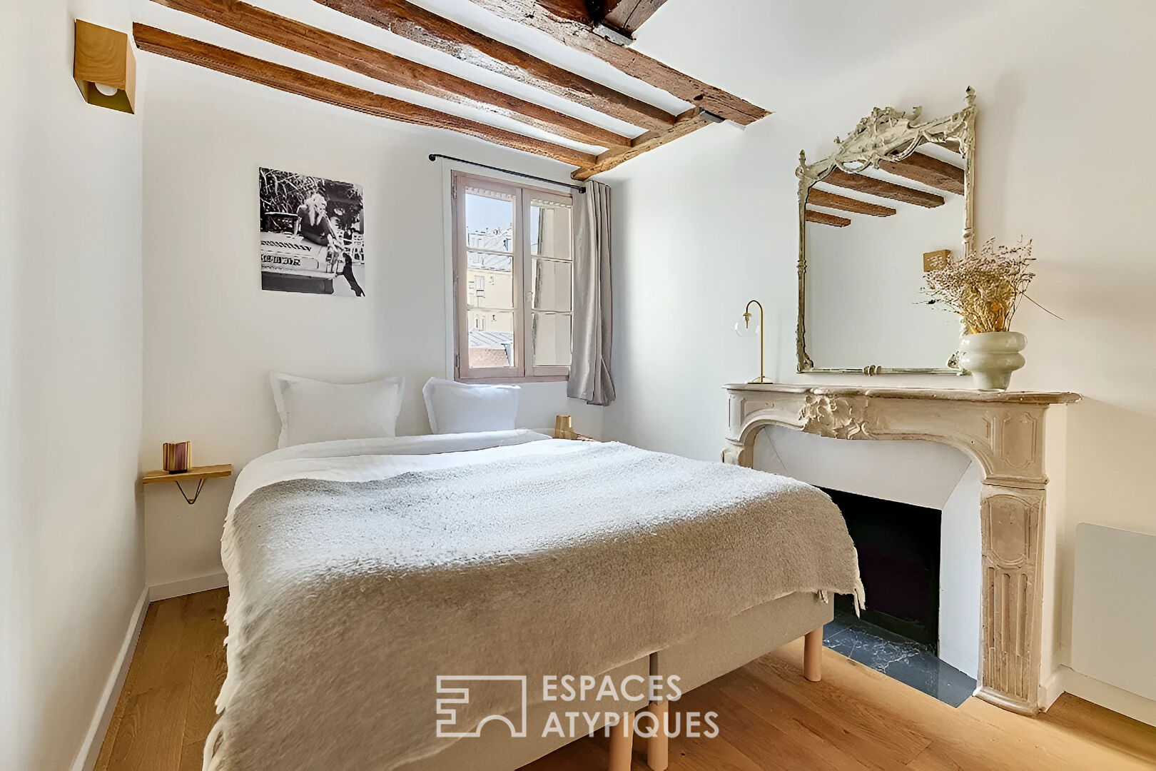 Appartement avec poutres apparentes et vue sur Saint-Eustache