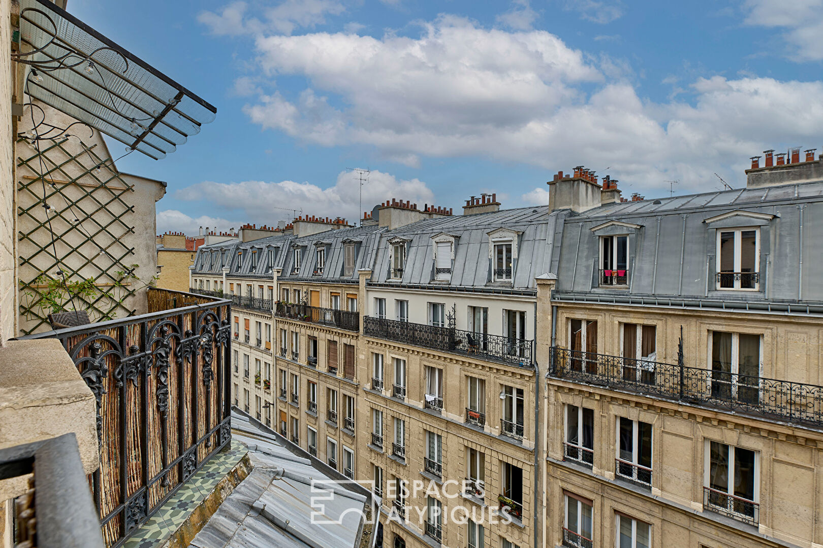Appartement traversant en étage élevé avec balcon et vue Sacré-Coeur