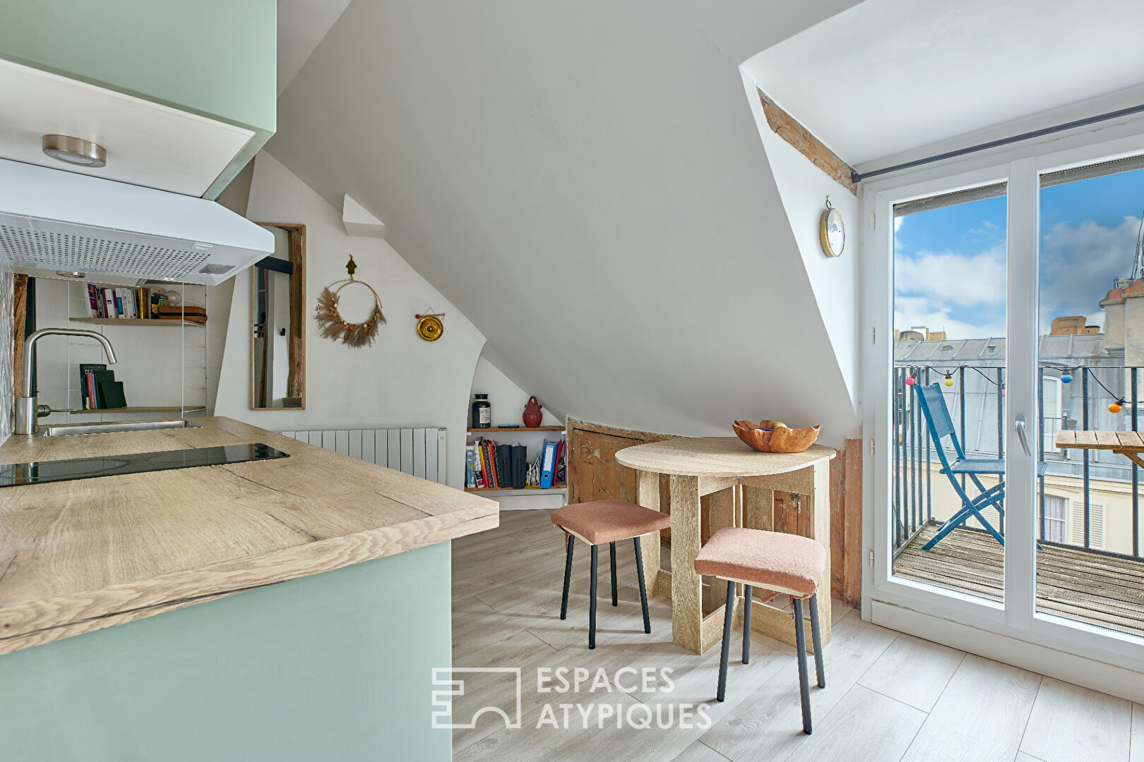 Dernier étage Montmartrois avec balcons et vues aux Abbesses