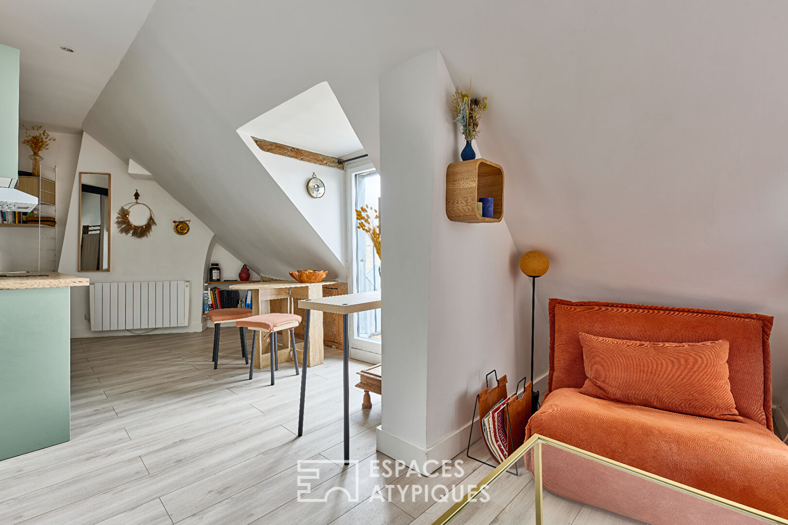 Dernier étage Montmartrois avec balcons et vues aux Abbesses