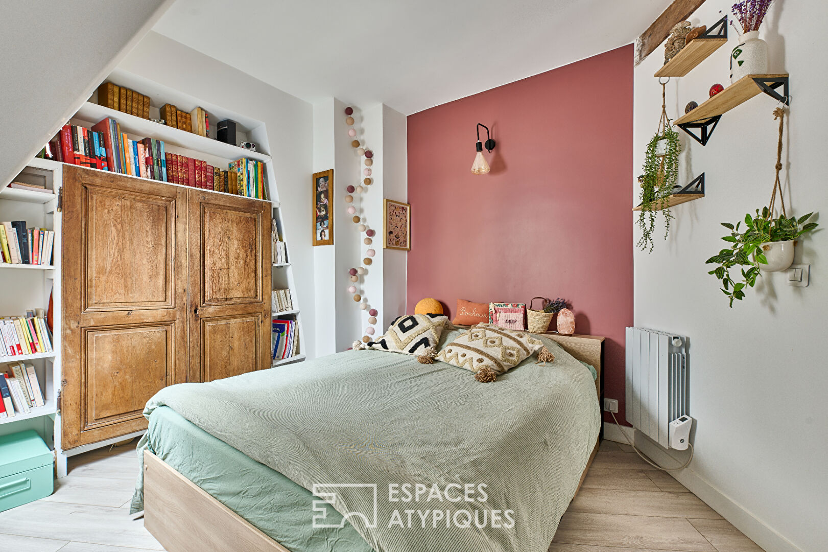 Dernier étage Montmartrois avec balcons et vues aux Abbesses