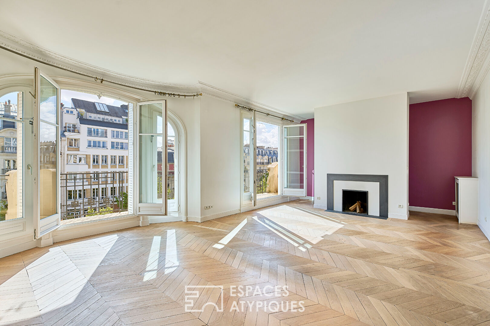 Haussmannien traversant en étage élevé avec balcons et vue proche Village d’Auteuil